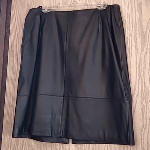 Leather skirt. Black.